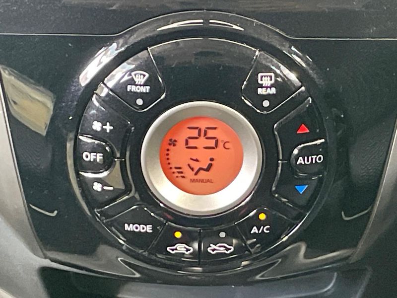 2013 Nissan Note DBA-E12 (UW-6a769d6d1a68a)[29]