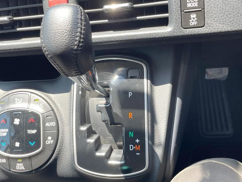 2015 Toyota Noah DBA-ZRR80G (UW-6a76a0a64d236)[26]