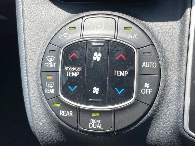 2015 Toyota Noah DBA-ZRR80G (UW-6a76a0a64d236)[25]
