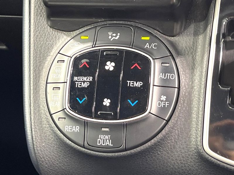 2015 Toyota Voxy DBA-ZRR80W (UW-6a76a0a682daa)[12]