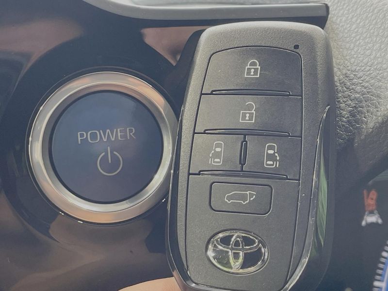 2022 Toyota Voxy 6AA-ZWR90W (UW-6a76a0f0b5d51)[15]