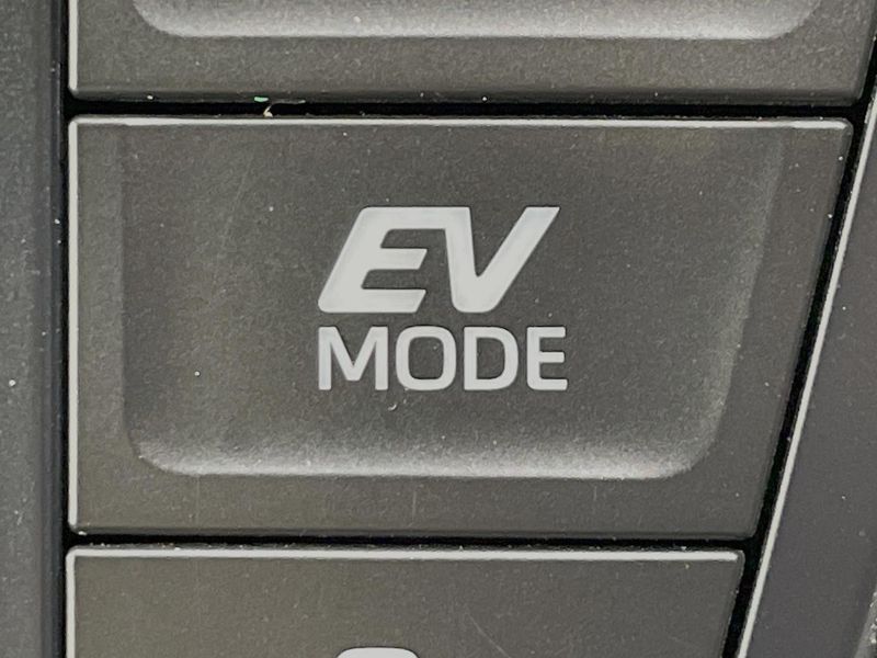 2022 Toyota Voxy 6AA-ZWR90W (UW-6a76a0f0b5d51)[27]