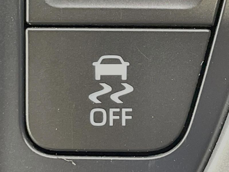 2022 Toyota Voxy 6AA-ZWR90W (UW-6a76a0f0b5d51)[28]