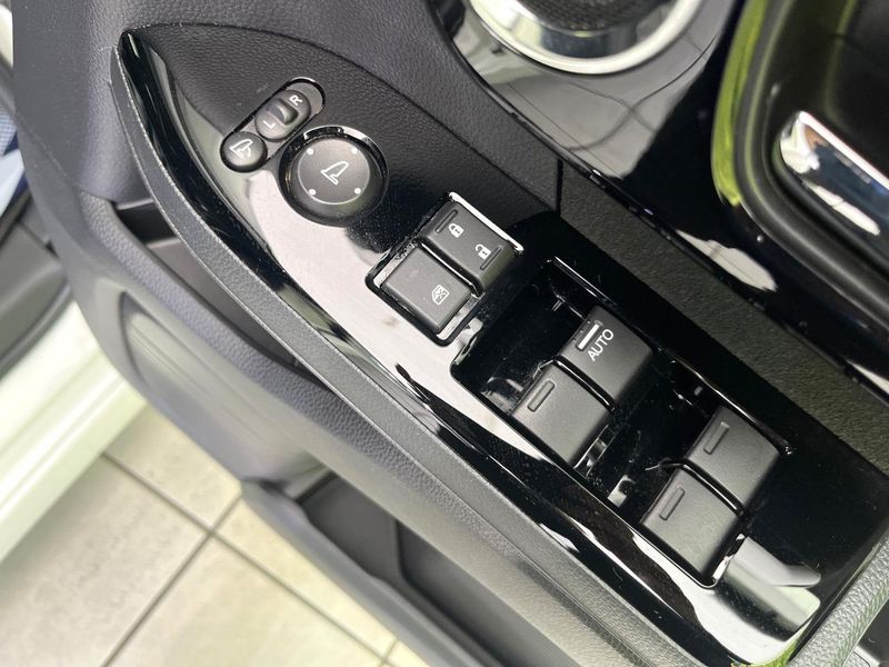 2021 Honda N-BOX CUSTOM 6BA-JF3 (UW-6a77ef97bedff)[26]