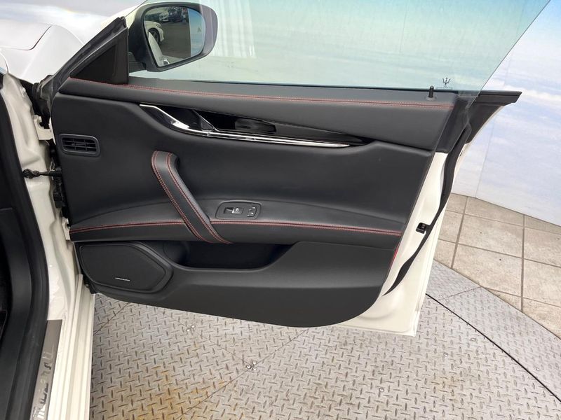 2016 Maserati Quattroporte ABA-MQP38A (UW-6a77f1dc6b13f)[25]