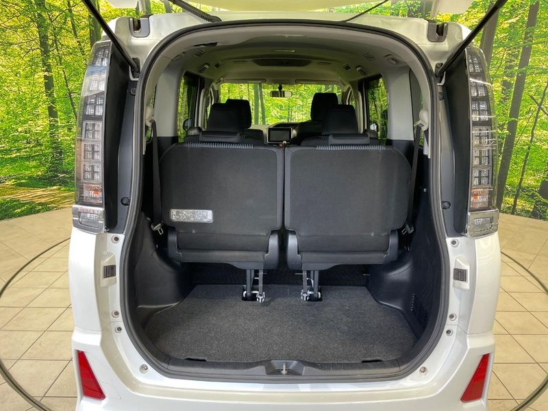 2014 Toyota Voxy DBA-ZRR80W (UW-6a77f1eb48bd6)[19]