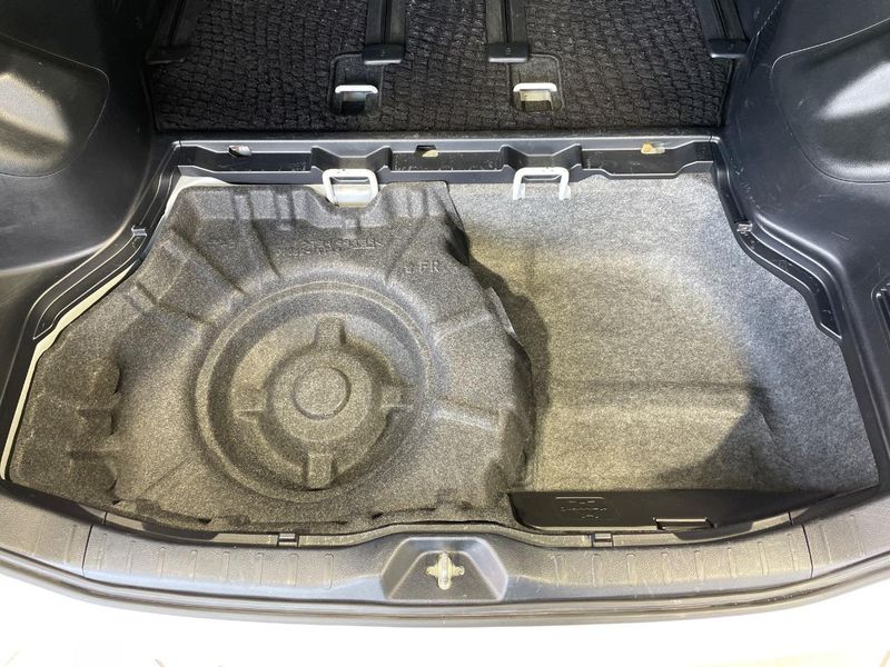 2014 Toyota Voxy DBA-ZRR80W (UW-6a77f1eb48bd6)[18]