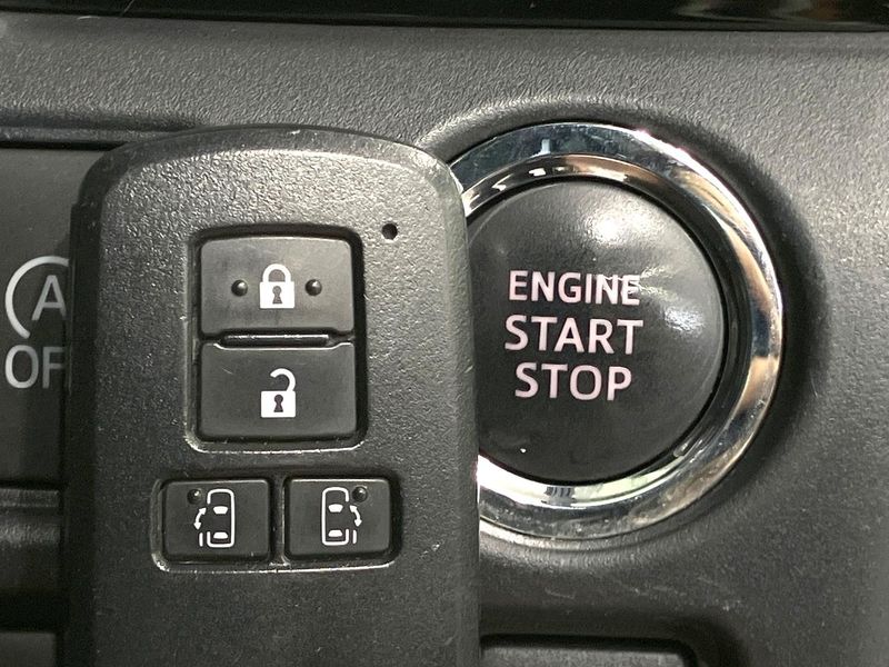 2018 Toyota Voxy DBA-ZRR80W (UW-6a77f1f464db8)[18]
