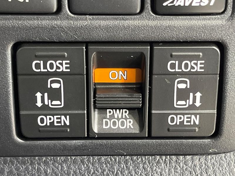 2018 Toyota Noah DBA-ZRR85W (UW-6a77f1fe64ad7)[23]