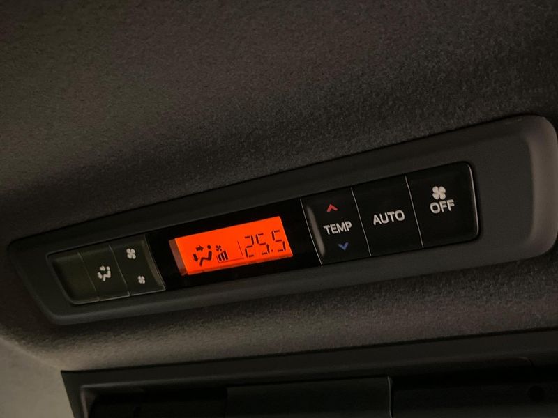 2018 Toyota Esquire DAA-ZWR80G (UW-6a77f231827fb)[18]
