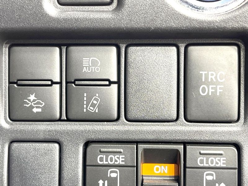 2018 Toyota Voxy DAA-ZWR80W (UW-6a77f2318afb2)[14]