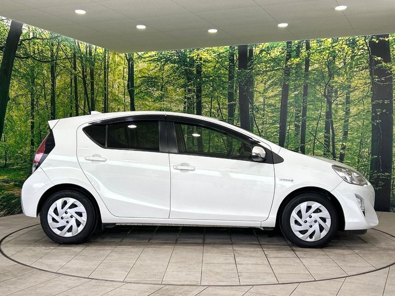 2016 Toyota Aqua DAA-NHP10 (UW-6a7942896632d)[10]