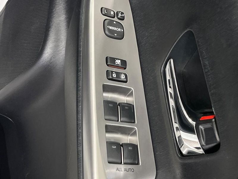 2014 Toyota Prius α DAA-ZVW41W (UW-6a79436cba742)[4]