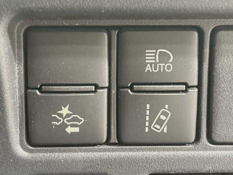 2018 Toyota Voxy DAA-ZWR80W (UW-6a794387dd86a)[21]