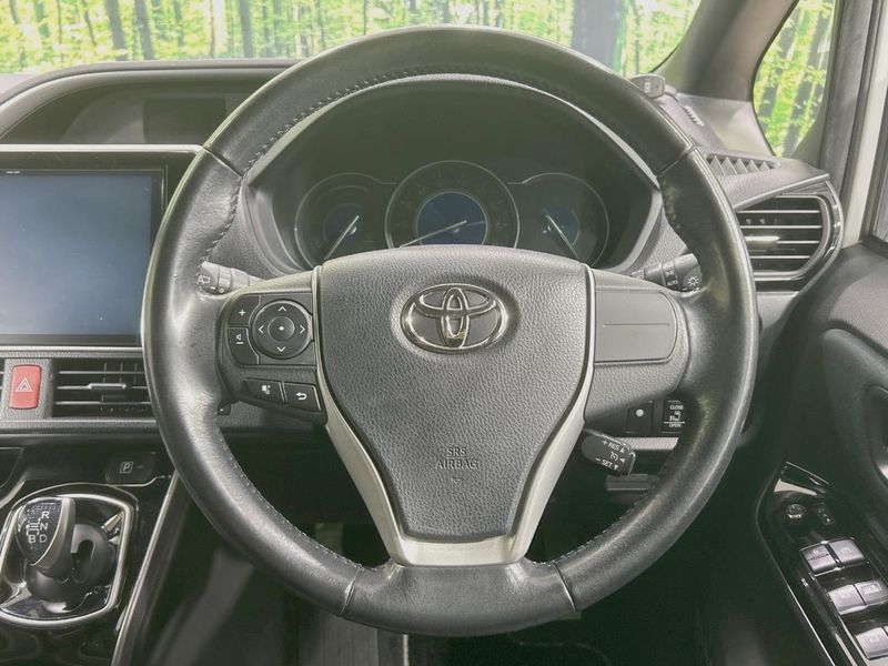 2018 Toyota Voxy DAA-ZWR80W (UW-6a794387dd86a)[27]