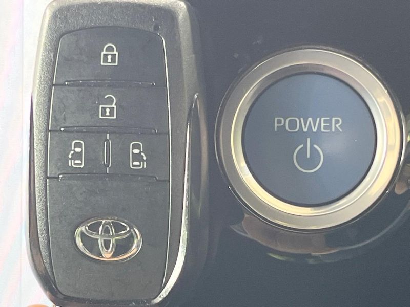 2022 Toyota Voxy 6AA-ZWR90W (UW-6a79438ddf596)[24]