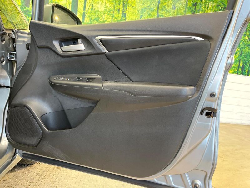 2015 Honda Fit DBA-GK3 (UW-6a7a920051850)[29]