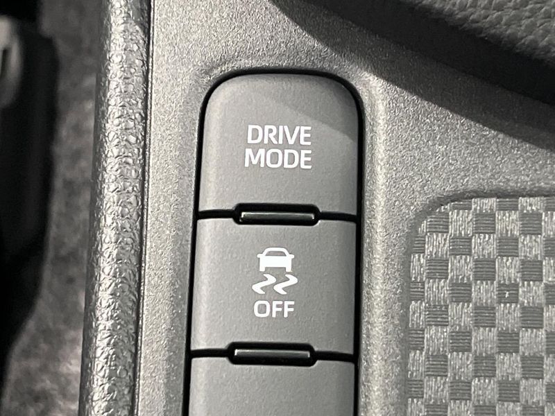 2025 Toyota Yaris Cross 5BA-MXPB10 (UW-6a7a93c87c9bc)[12]