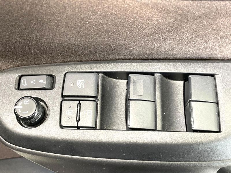 2022 Toyota Yaris Cross 6AA-MXPJ10 (UW-6a7a93d175360)[8]