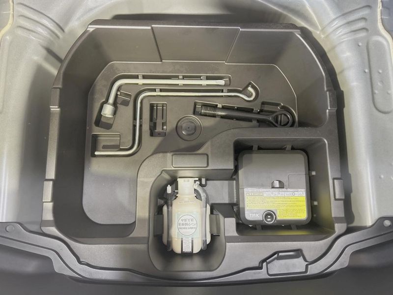 2018 Toyota Aqua DAA-NHP10 (UW-6a7a94256d930)[10]