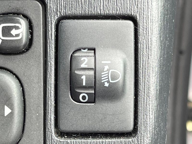 2013 Toyota Vitz DBA-NSP130 (UW-6a7a943068be3)[25]