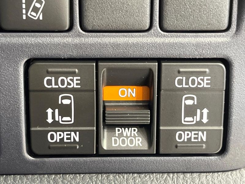 2017 Toyota Voxy DBA-ZRR80W (UW-6a7a94ecaa1b4)[9]