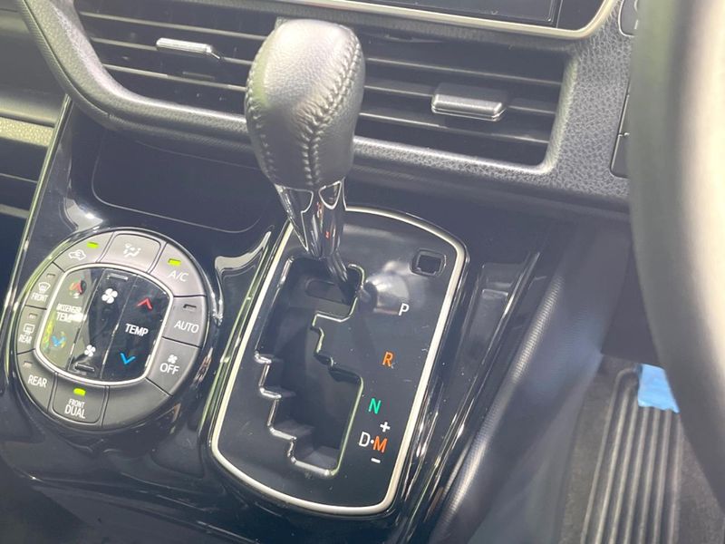 2017 Toyota Voxy DBA-ZRR80W (UW-6a7a94ecaa1b4)[20]