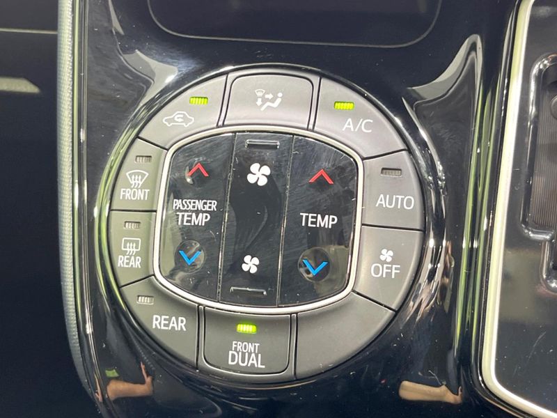 2017 Toyota Voxy DBA-ZRR80W (UW-6a7a94ecaa1b4)[18]