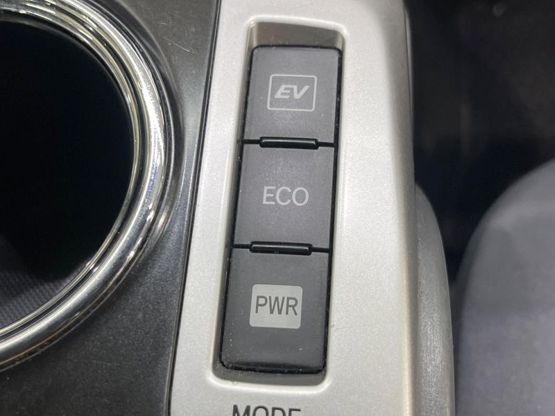 2013 Toyota Prius α DAA-ZVW41W (UW-6a7a95103ad97)[25]