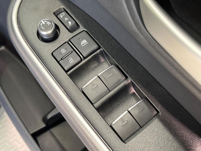 2022 Toyota Voxy 6AA-ZWR90W (UW-6a7a953c98ec9)[29]