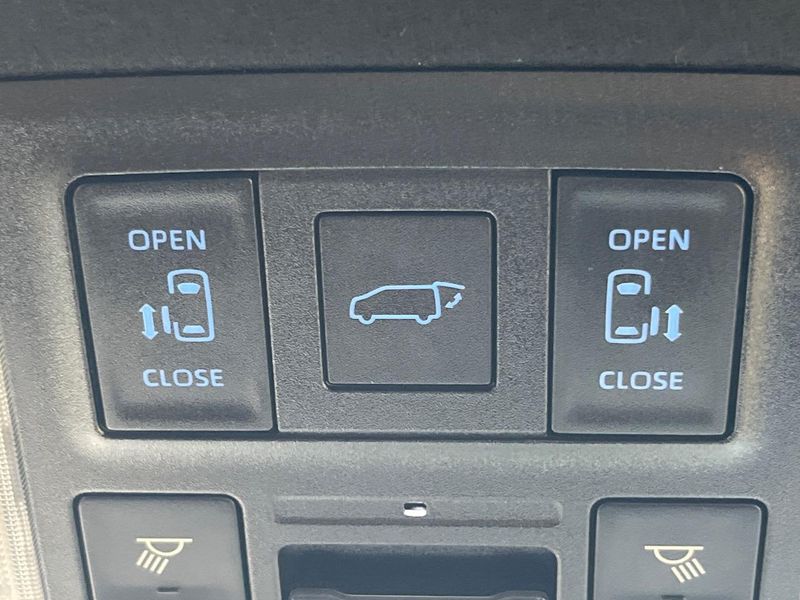 2022 Toyota Voxy 6AA-ZWR90W (UW-6a7a953c98ec9)[18]