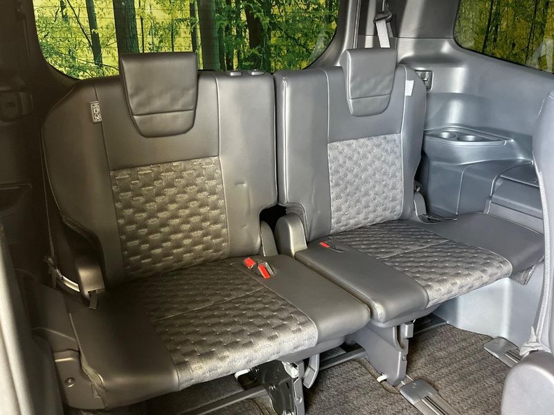 2022 Toyota Voxy 6AA-ZWR90W (UW-6a7a953c98ec9)[27]