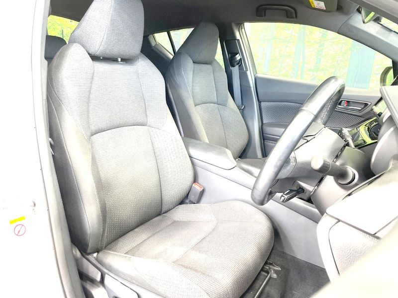 2018 Toyota C-HR DAA-ZYX10 (UW-6a7a95430c4cb)[17]