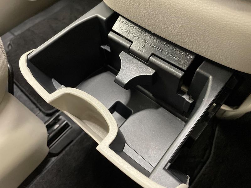 2016 Nissan Serena DAA-GC27 (UW-6a7be359e35f5)[21]