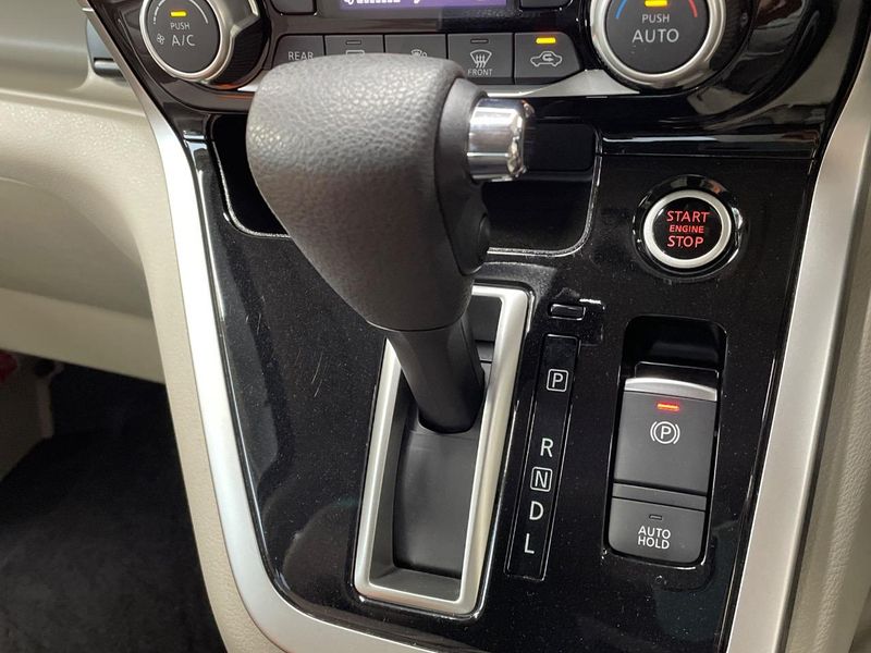 2016 Nissan Serena DAA-GC27 (UW-6a7be359e35f5)[17]