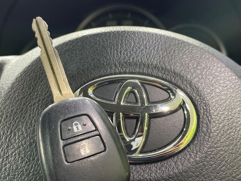 2013 Toyota Vitz DBA-KSP130 (UW-6a7be44caa90b)[8]