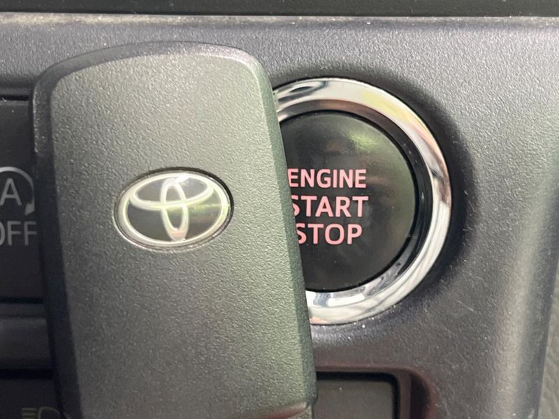 2017 Toyota Noah DBA-ZRR80W (UW-6a7be642e544f)[21]