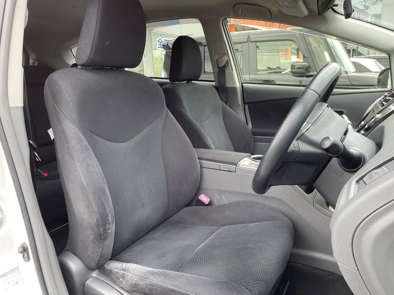 2013 Toyota Prius α DAA-ZVW40W (UW-6a7be668d0c80)[12]