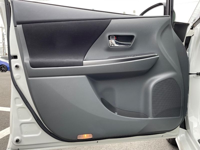 2013 Toyota Prius α DAA-ZVW40W (UW-6a7be668d0c80)[26]