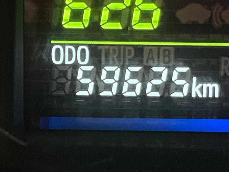 2011 Toyota Prius α DAA-ZVW41W (UW-6a7be66978356)[2]