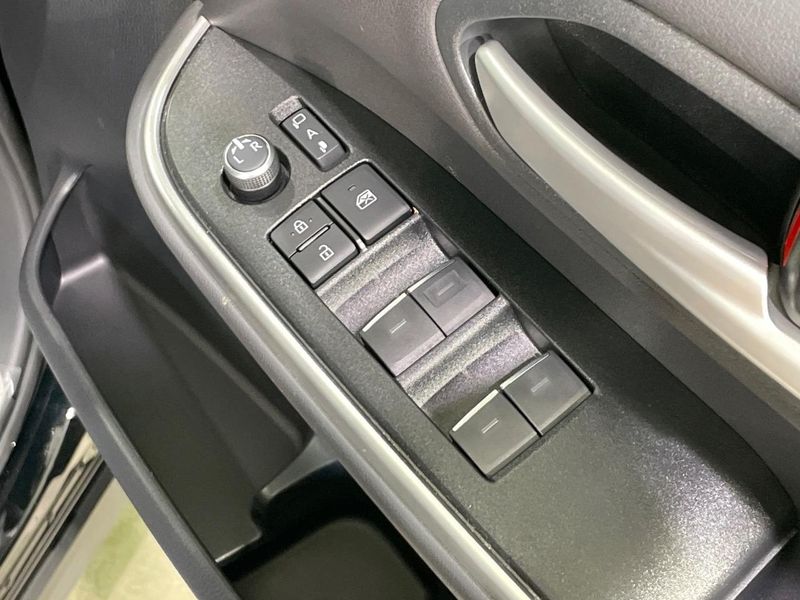 2024 Toyota Voxy 6AA-ZWR90W (UW-6a7be68f18ff3)[24]