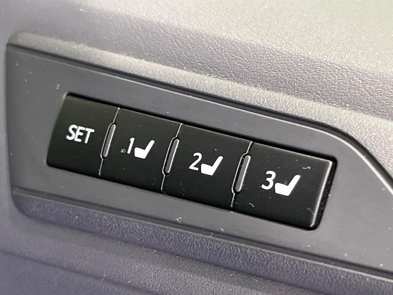 2019 Toyota Alphard Hybrid DAA-AYH30W (UW-6a7d34155a7a5)[23]