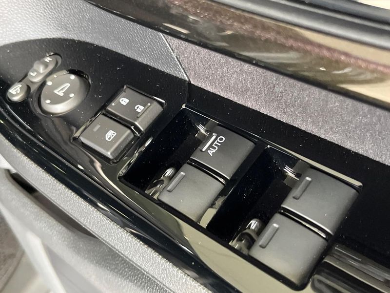 2018 Honda N-BOX CUSTOM DBA-JF3 (UW-6a7d35180e0d2)[23]