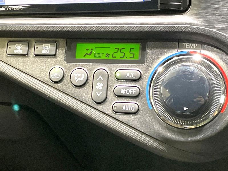 2012 Toyota Aqua DAA-NHP10 (UW-6a7d368f5080e)[18]