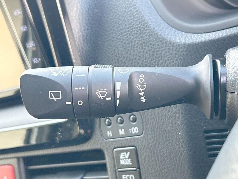 2019 Toyota Voxy DAA-ZWR80W (UW-6a7d377d464b8)[22]