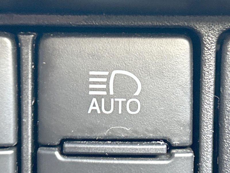 2019 Toyota Voxy DAA-ZWR80W (UW-6a7d377d464b8)[25]