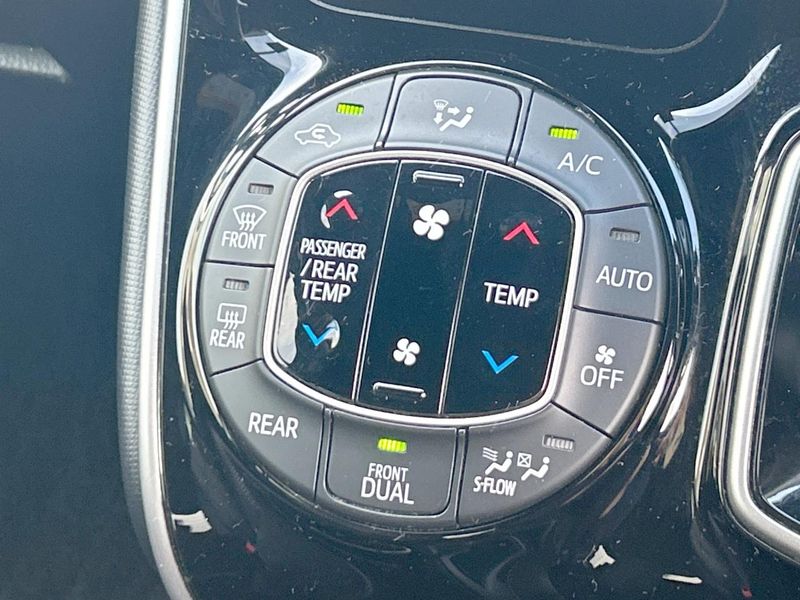 2019 Toyota Voxy DAA-ZWR80W (UW-6a7d377d464b8)[15]