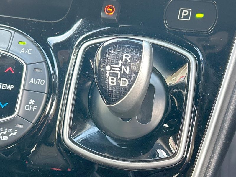 2019 Toyota Voxy DAA-ZWR80W (UW-6a7d377d464b8)[17]