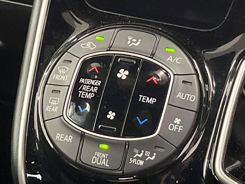 2021 Toyota Voxy 6AA-ZWR80W (UW-6a7d377ecb1aa)[24]