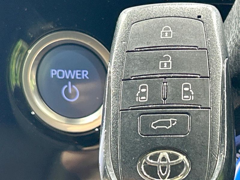 2022 Toyota Noah 6AA-ZWR90W (UW-6a7d378047636)[21]